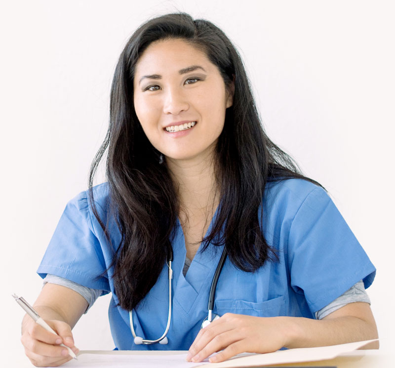 PHOTO D'un medecin femme tenant un papier et un crayon devant une feuille