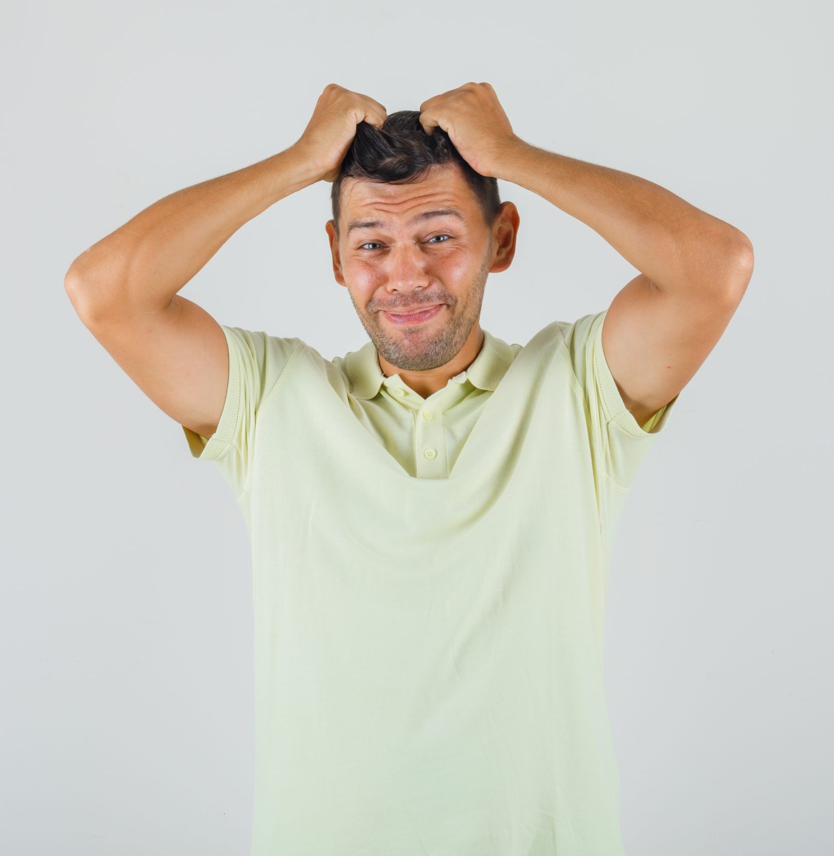 un-homme-se-fait-un-massage-du-cuir-chevelu