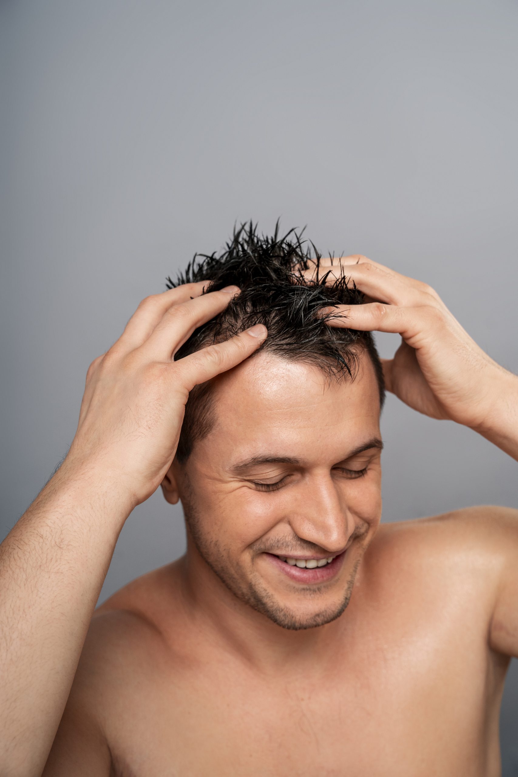 un-homme-se-fait-un-massage-du-cuir-chevelu